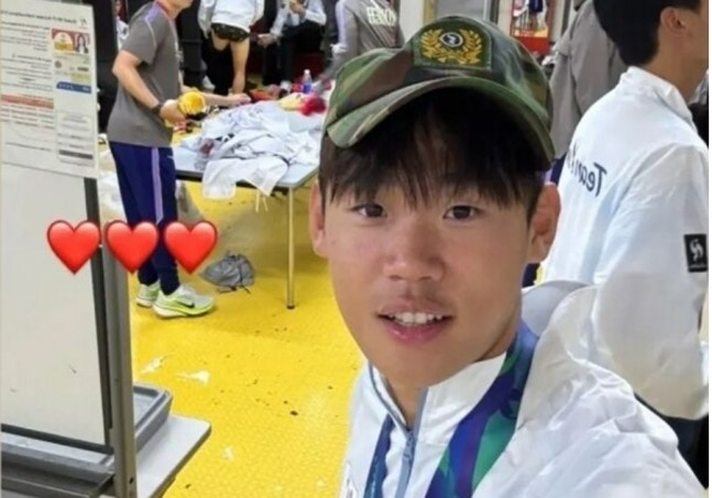Newcastle Academy forward Park Seung-soo wears a “military discharge cap” in a photo uploaded to his social media. His Asian Games gold earned him military service benefits. SCREEN CAPTURE