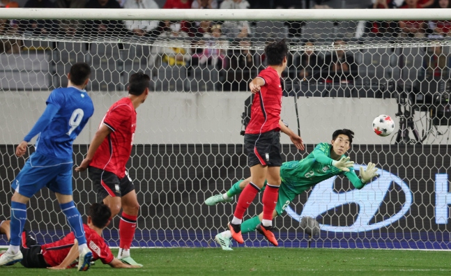 Goalkeeper Jo Hyeon-woo makes a save during an international friendly against Uzbekistan in Yongin, Gyeonggi, on Oct. 6. NEWS1