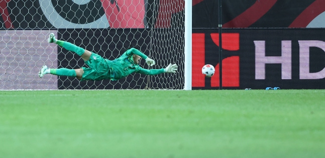 Goalkeeper Kim Seung-gyu concedes a goal to Uruguay during an international friendly at Seoul World Cup Stadium in Mapo District, western Seoul, on Sept. 28. NEWS1
