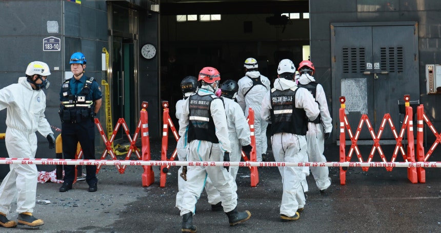 Firefighters, police, National Forensic Service officials and Korea Electrical Safety Corporation representatives conduc