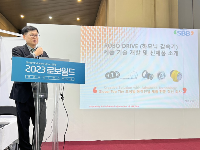 류재완 에스비비테크 대표가 11일 경기 고양시 킨텍스에서 열린 '2023 로보월드' 세미나에서 고객사, 학생, 연구원 등을 대상으로 에스비비테크 신제품 및 회사의 기술력에 대해 설명하고 있다./사진=김미리내 기자 p