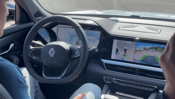 The ‘Full Auto Park Assist System,’ which can be applied to various parking situations such as parallel, perpendicular, and diagonal parking without driver intervention except in emergency situations, contributes to comfortable driving. The Grand Koleos features ultrasonic sensors (4 front, 4 rear, 4 sides), 4 cameras (front, rear, left, right), and 1 controller. First, obstacles, surrounding objects, and parking spaces are recognized through ultrasonic sensors, followed by recognition of parking lines and obstacles within the parking lines through cameras. / Video=Reporter Jung Min-joo