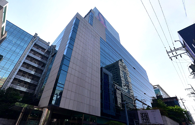 글로벌세아그룹의 서울 강남구 대치동 3개 사옥 중 하나인 인디에프빌딩. 원래는 오너 김웅기 회장 세 딸의 개인회사인 세아아인스가 건물주였다. 인디에프 등으로부터 임대수입을 올리다가 2022년 4월 세아상역에 흡수합병