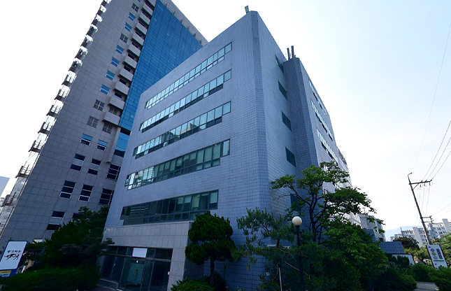 서울 강남구 대치동 소재 옛 태범빌딩. 김웅기 글로벌세아그룹 회장 막내딸 김세라 세아상역 부사장의 개인회사인 ㈜태범이&amp;#160;2017년 6월 208억원에 매입했던 건물이다. 이를 작년 말 취득가의 3배가 넘은 65