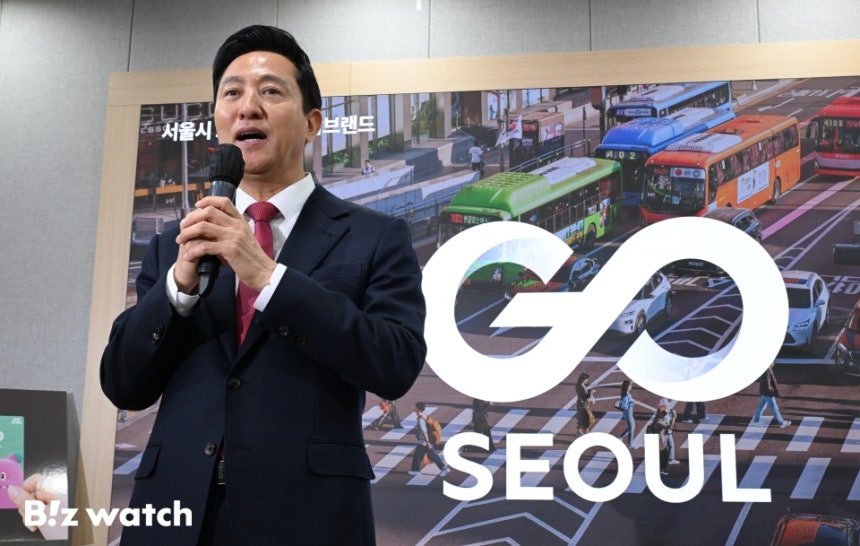 오세훈 서울시장이 24일 오전 서울 중구 서울시청 브리핑실에서 서울시 교통체계 통합브랜드 'GO SEOUL'을 발표하고 있다./사진=이명근 기자 qwe123@