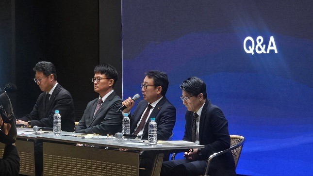 유영상 SKT 대표(왼쪽에서 3번째)가 2일 서울 을지로 SKT타워에서 설명회를 열고 질문에 대답하고 있다./사진=비즈워치