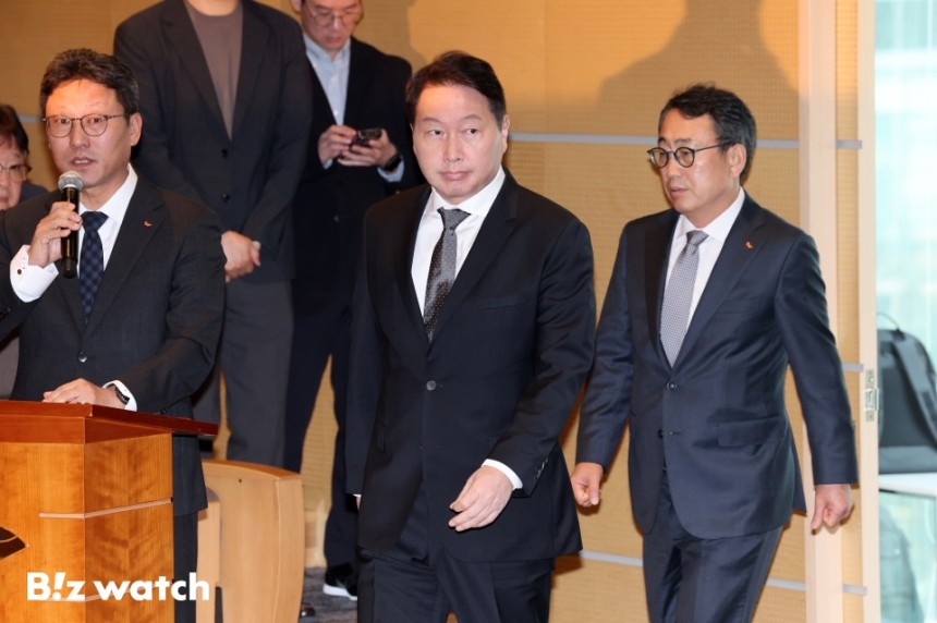 최태원 에스케이(SK)그룹 회장이 7일 오전 서울 중구 에스케이텔레콤에서 유심(USIM·가입자 식별 모듈) 해킹 사태에 관한 브리핑을 하기 위해 들어오고 있다./사진=이명근 기자 qwe123@