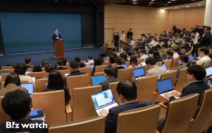 최태원 SK그룹 회장이 7일 오전 서울 중구 SKT타워에서 SK텔레콤 이용자 유심(USIM) 정보 해킹 사고와 관련해 기자회견을 하고 있다./사진=이명근 기자 qwe123@
