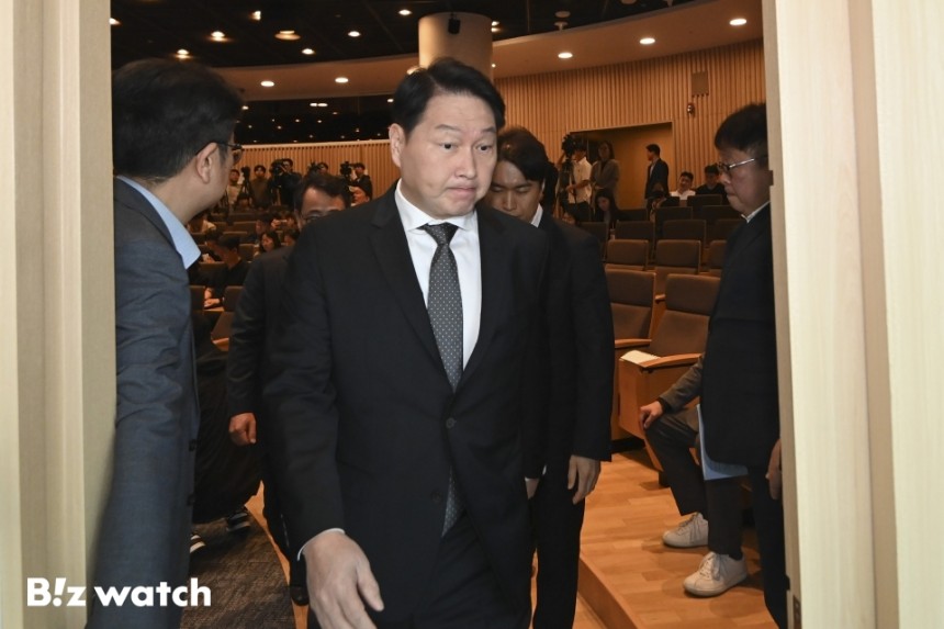 최태원 SK 회장이 7일 오전 서울 중구 SKT타워에서 열린 SKT 해킹 관련 일일브리핑에 참석해 대국민 사과를 한 뒤 자리를 나서고 있다./사진=이명근 기자 qwe123@