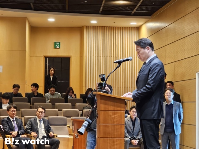 최태원 SK그룹 회장이 7일 서울 중구 을지로 SK텔레콤 사옥에서 열린 SKT 사이버 침해 사고 관련 데일리 브리핑에 참석해 대국민 사과를 하고 있다./사진=김동훈 기자