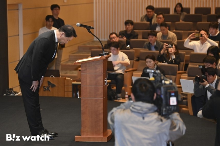 최태원 SK 회장이 7일 오전 서울 중구 SKT타워에서 열린 SKT 해킹 관련 일일브리핑에 참석해 대국민 사과를 하고 있다./사진=이명근 기자 qwe123@