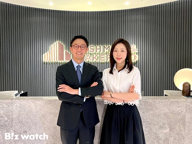 이지열 쿠시먼앤드웨이크필드 이사(왼쪽)와 정예원 기업솔루션팀 과장.(사진=쿠시먼앤드웨이크필드)