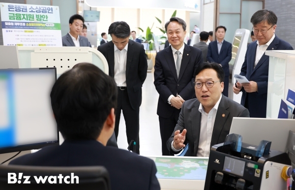 &#8203; 김병환 금융위원장이 8일 오후 서울 중구 신한은행 본점 영업부를 방문해 진옥동 신한금융그룹 회장,이재연 서민금융진흥원장,이태훈 은행연합회 전무 등과 함께 은행권 소상공인 금융지원 방안의 시행 현장을
