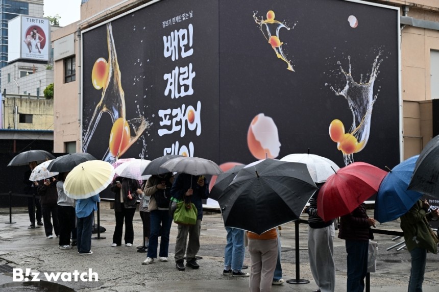 배달의민족(배민) 운영사 우아한형제들이 9일 서울 성동구 성수동에서 일상 속 대표 장보기 아이템인 '계란'을 테마로 한 온·오프라인 통합 프로모션 '배민 계란프라이데이'를 진행하고 있다./사진=이명근 기자 qwe12