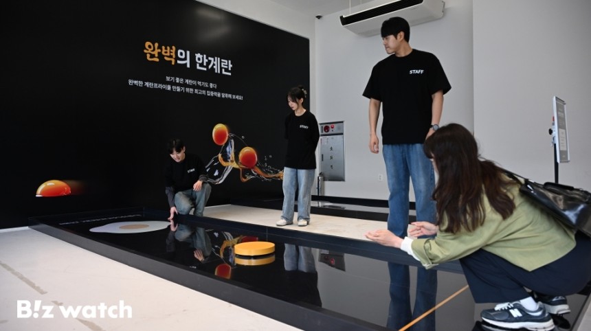 배달의민족(배민) 운영사 우아한형제들이 9일 서울 성동구 성수동에서 일상 속 대표 장보기 아이템인 '계란'을 테마로 한 온·오프라인 통합 프로모션 '배민 계란프라이데이'를 진행하고 있다./사진=이명근 기자 qwe12