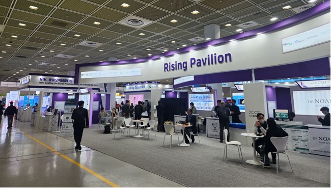 8일 바이오코리아에서 제약바이오협회가 마련한 Rising Pavilion 전시장.일부 신약개발기업은 협회 지원으로 이번 행사에 참여했다.&#160;/사진=장종원 기자