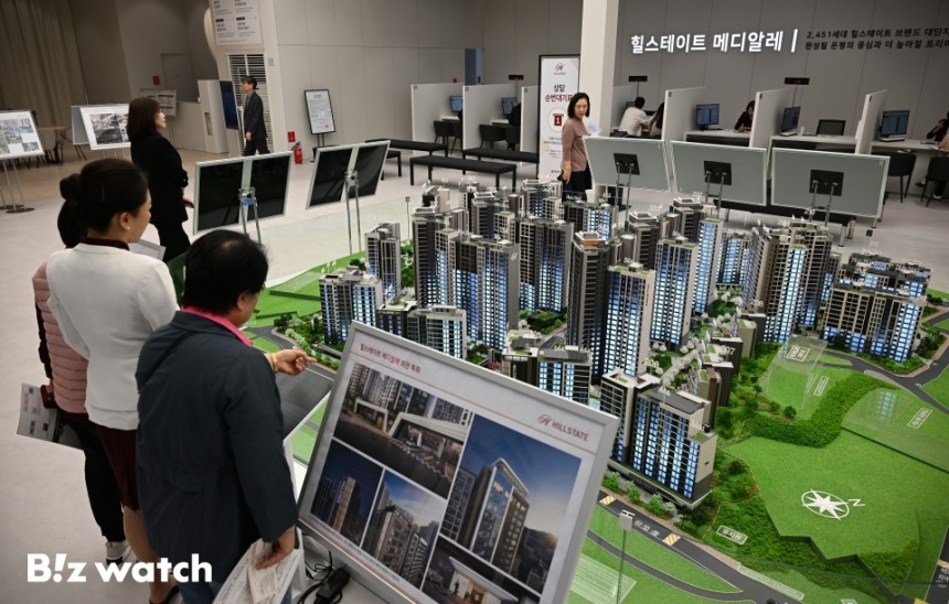 대선을 앞두고 5월 전국 아파트 분양 예정 물량이 올해 들어 가장 많은 것으로 나타났다.사진은&#160;서울 은평구 대조동 대조1구역이 재개발을 통해 선보이는 '힐스테이트메디알레' 견본주택 모습./사진=이명근 기자