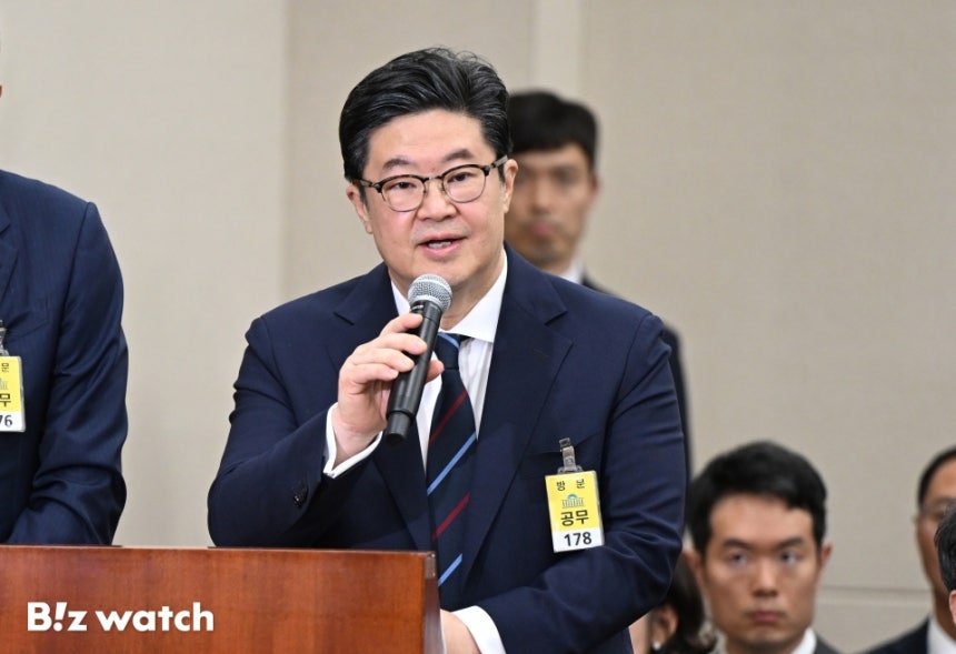 김병주 MBK파트너스 회장이 14일 오후 서울 여의도 국회에서 열린 정무위원회 국정감사에 증인으로 출석하고 있다./사진=이명근 기자 qwe123@