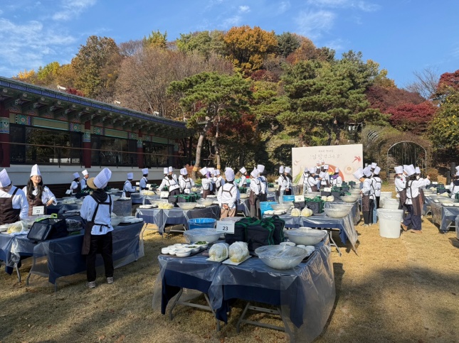 15일 워커힐 호텔 명월관에서 진행한 '제9회 워커힐 김장 담그는 날' 행사에 참여한 사람들./사진=김다이 기자 @neverdie