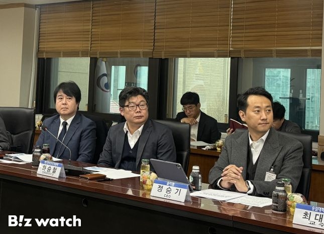 25일 서울 종로구 정부서울청사에서 마이데이터 관련 기자설명회에 (왼쪽부터) 장현성 메디에이지 연구소장, 하승철 개인정보보호위원회 범정부 마이데이터 추진단장, 정승기 솔티랩 대표 