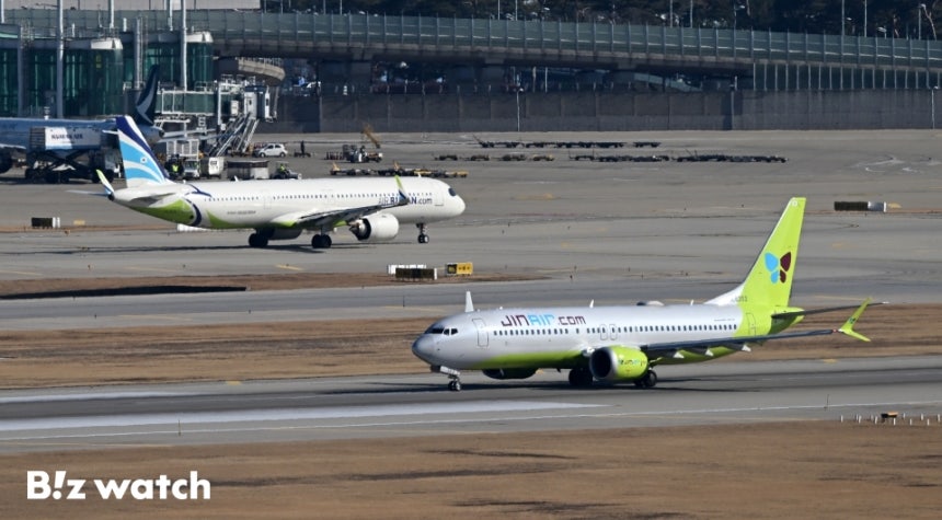 진에어·에어부산 여객기./사진=이명근 기자 qwe123@