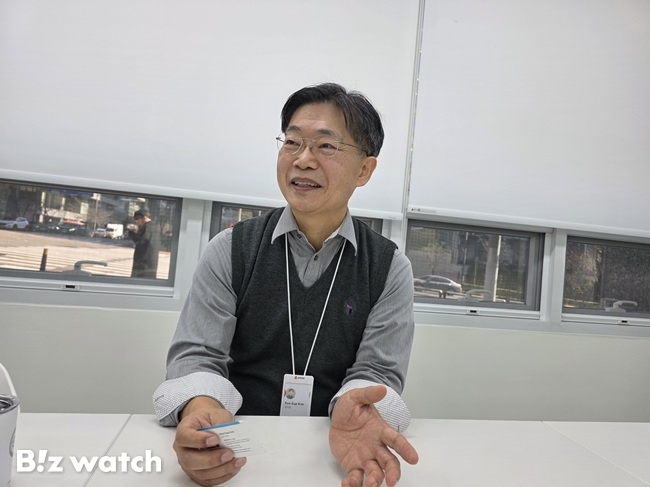 김기섭 액시언 대표가 비즈워치와 인터뷰를 진행하고 있다./사진=김동훈 기자