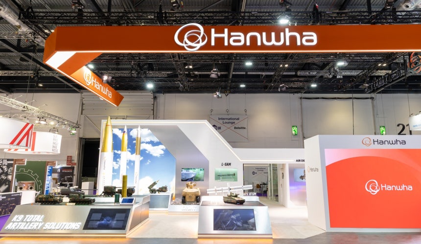 2025년 9월 9일부터 12일까지 영국 런던에서 열린 글로벌 방산 전시회 'DSEI 2025'에 참가한 한화 전시관에 K9 