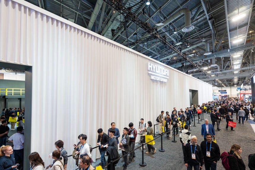 CES 2026 개막일인 6일(현지시각) 미국 네바다주 라스베이거스 컨벤션 센터 웨스트 홀(LVCC) 내 현대자동차그룹 부스로 입장을 위한 대기 줄이 늘어서 있다./사진=현대차