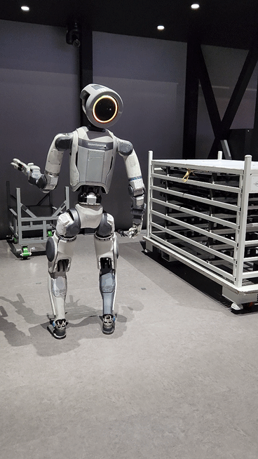 현대차그룹 산하 보스톤다이내믹스의 차세대 전동식 아틀라스 연구형 모델이 다양한 움직임을 선보이고 있다./영상=도다솔 기자