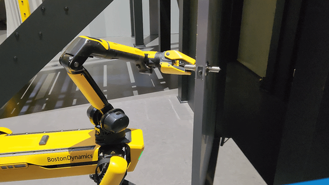 현대차그룹 산하 보스톤다이내믹스의 4족 보행 로봇 '스팟'이 집게손으로 문을 열고 들어가는 모습./영상=도다솔 기자
