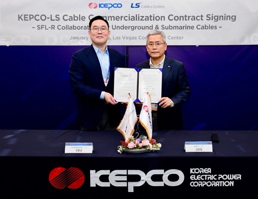 지난 6일(현지시간) 미국 라스베이거스 CES 2026에서 열린 'LS전선-한전,HVDC 자산관리시스템 공동 사업 계약 체결식'에서 구본규(왼쪽) LS전선 대표와 김동철 한전 대표가 기념 촬영을 하고 있다./사진=