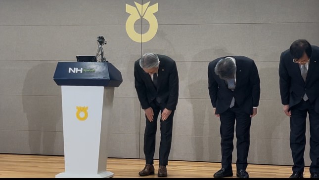 강호동 농협중앙회장(왼쪽 첫번째)이 13일 대국민 사과문을 발표했다./사진=정민주기자