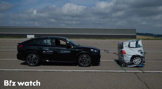 페달오조작 방지장치를 평가하고 있다./사진=한국교통안전공단 제공