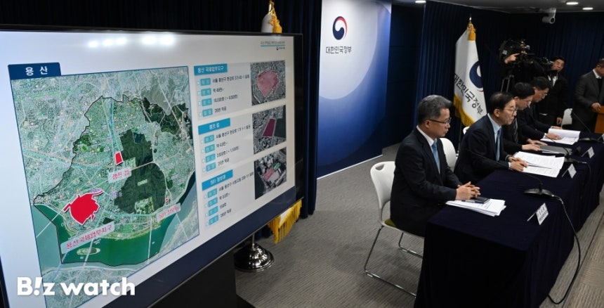 김윤덕 국토교통부 장관(왼쪽에서 두번째)이 29일 서울 종로구 정부서울청사에서 도심 주택공급 확대 및 신속화 방안을 발표하고 있다./사진=이명근 기자 qwe123@