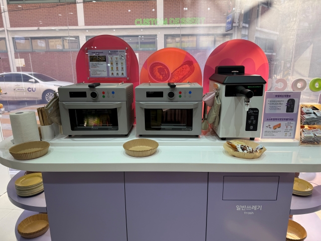 CU 성수디저트파크점 입구에 마련된 '커스텀 디저트존'./사진=윤서영 기자 sy@
