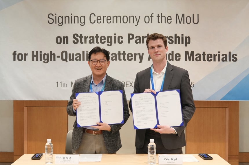 홍영준(왼쪽) 포스코퓨처엠 기술연구소장과 캘럽 보이드 몰튼 최고기술책임자(CTO)가 지난 11일 서울 코엑스에서 메탄가스를 활용한 천연흑연 음극재 원료 공동개발 양해각서를 체결한 뒤 기념촬영을 하고