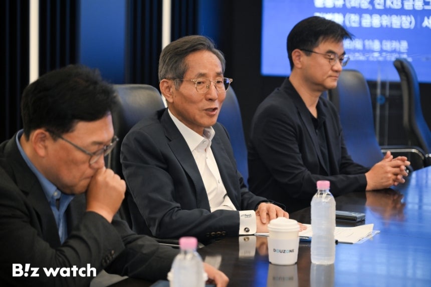 윤종규 성균관대 특임교수(전 KB 금융그룹 회장)가 지난달 29일 오후 서울 중구 더존을지타워에서 열린 싱귤래리티 금융 소사이어티(SFS) 시즌2 출범 간담회에 참석해 인사말을 하고 있다./사진=이명근 기자 qwe1
