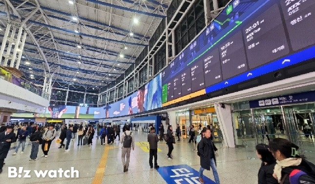 서울역 새 KTX 전광판 눈길 끌더니…K콘텐츠 들고 해외로