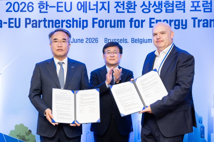 송종민(왼쪽부터) 대한전선 부회장, 김성환 기후에너지환경부 장관, 얀 피터 데 눌(Jan Pieter De Nul) 얀데눌 최고경영자(CEO)가 HVDC 해저케이블 사업 