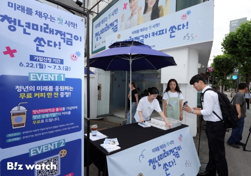 대통령도 밀어주는 '청년미래적금' 첫날 19.6만명…도약계좌 넘었다