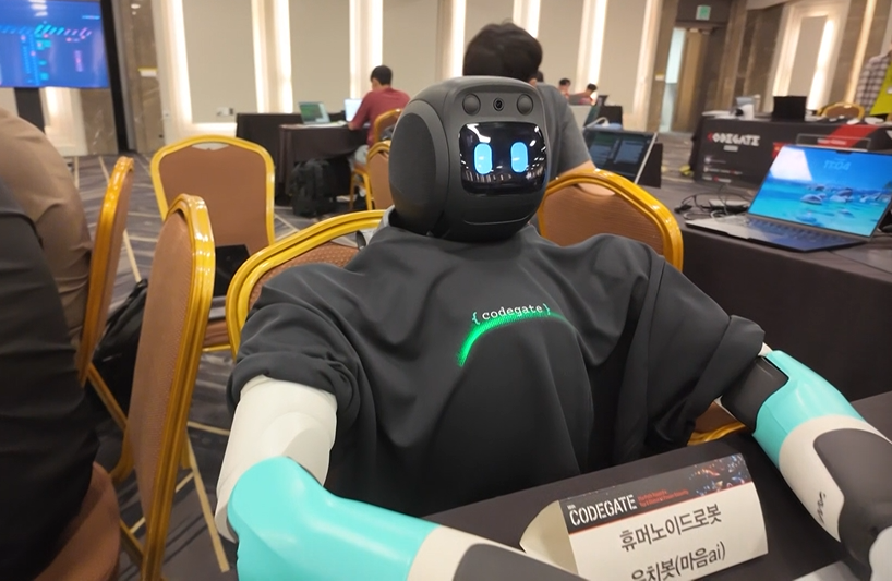 'AI 해커'가 서울 강남구 코엑스에서 23일부터 24일 양일간 개최된 '코드게이트 2026'에 참여해 문제를 풀고 있다./사진=코드게이트보안포럼 제공