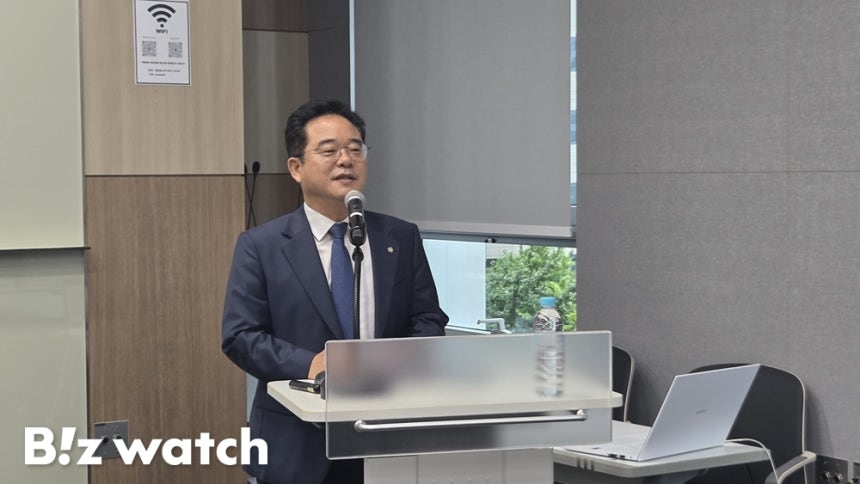 민병덕 더불어민주당 의원이 지난 10일 오후 서울 여의도 포스트타워에서 열린 '디지털자산(가상자산) 금융 혁신 사례와 대응전략' 세미나에서 축사를 하고 있다. /사진=비즈워치