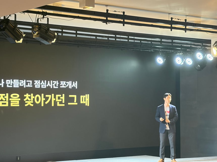 배정호 카카오뱅크 외국인고객캠프장이 12일 노보텔 앰버서더 동대문 그랜드볼룸 라온홀에서 외국인 서비스 프레스톡을 진행 중이다./사진=김정후 기자 kjh2715c@