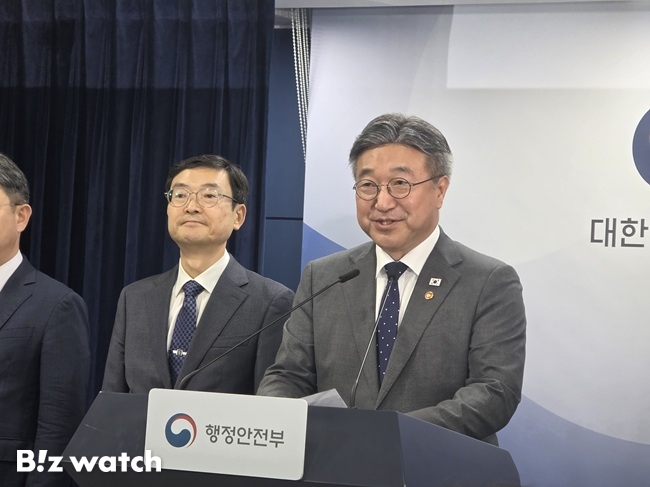 윤호중 행정안전부 장관이 13일 정부서울청사에서 브리핑을 열고 2차 중앙행정기관 이전계획을 발표하고 있다./사진=김동훈 기자