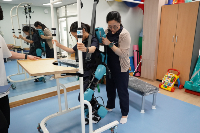 ▲ 강릉시가 최근 장애인종합복지관에 보행장애아동을 위한 웨어러블 로봇을 보급, 재활에 도움을 주고 있다.