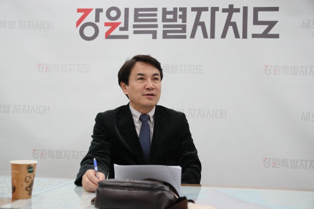 <b>김진태</b> 지사, '산불 와중 골프' 보도 KBS 상대 <b>손배소</b> 패소…김지사 측 "항소...