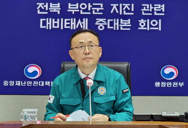 <b>정부</b> '집단휴진 예고' 의료계에 "불법행위 <b>엄정</b> 대응"