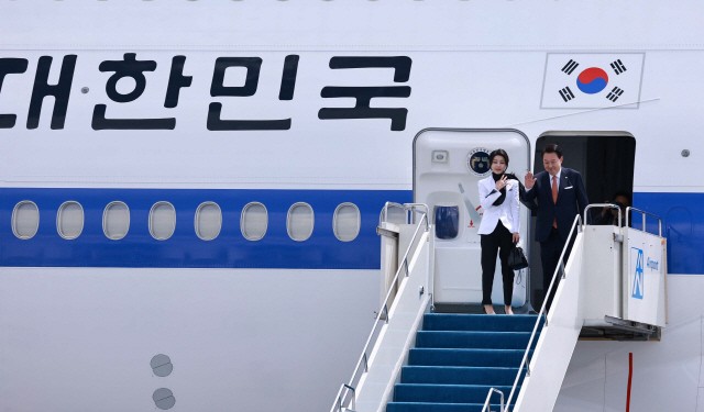 尹, <b>카자흐</b> 총리에 "한국 기업 국책사업 참여 기대"… 우즈베크 향발