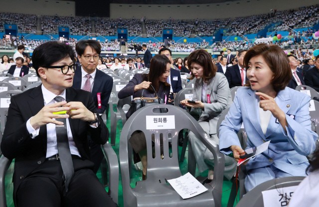 <b>나경원</b> "<b>한동훈</b>, 입이 <b>시한폭탄</b>…윤 대통령 끌어들이는 물귀신 작전 써"