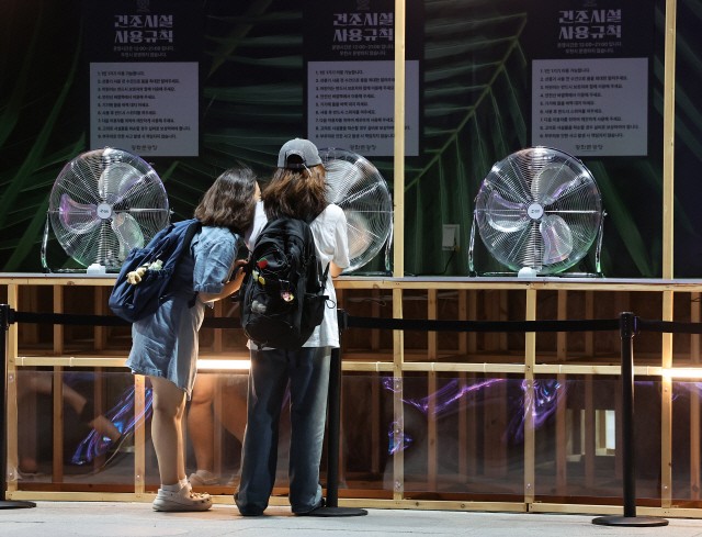 '<b>중복</b>' 최고 체감 35도 찜솥더위… 곳곳에 돌풍·번개 동반 소나기